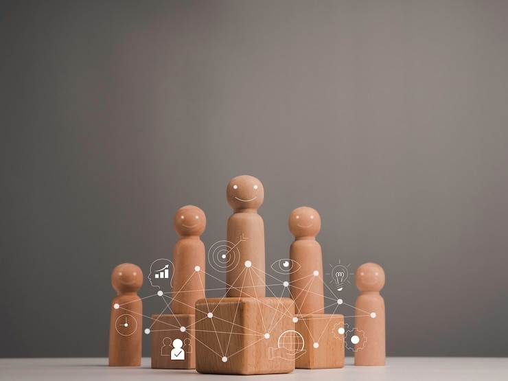 Foto liderança com estratégia de negócios e conceito chave para o sucesso. figura de madeira, líder com influência e empoderamento em pé sobre a caixa e ícones de visão de equipe e gestão de negócios, estilo minimalista.