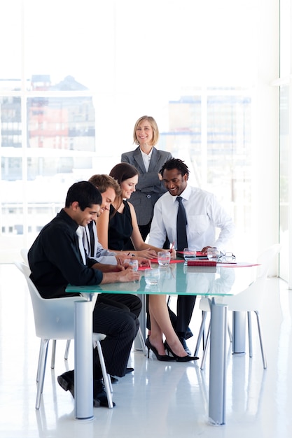 Liderança com sua equipe em uma reunião