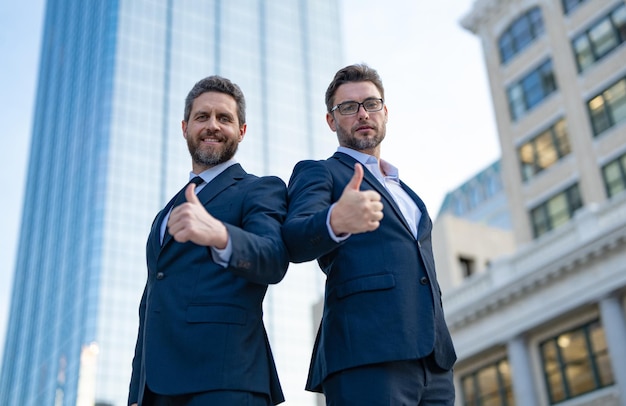 Foto liderança de empresários bem-sucedidos mostrando o polegar para cima liderança de empresários bem-sucedidos ao ar livre