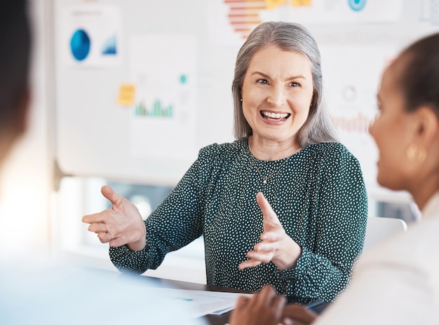 Liderança de mulher sênior e reunião de negócios com equipe de escritório para planejar colaboração e estratégia de visão na empresa startup Equipe de treinamento de gerente feliz com motivação na discussão da agência