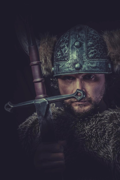 Liderança, Traje, Guerreiro Viking com uma enorme espada e capacete com chifres