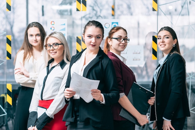 Liderar equipes de negócios bem-sucedidos com estatísticas anuais. equipe sólida de profissionais corporativos sorrindo para os resultados.