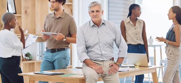 Liderazgo sénior y hombre de negocios en el edificio de oficinas de marketing con entrenador o mentor de visión de innovación Motivación de los empresarios con empleados de gestión para reunirse con compañeros de trabajo