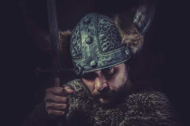 Liderazgo, vestuario, guerrero vikingo con una enorme espada y casco con cuernos