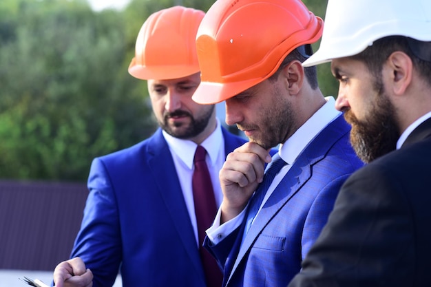 Líderes com barba e rostos pensativos discutem o plano