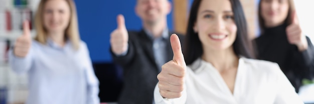 Foto líderes empresariales con grupo de empleados mostrando los pulgares para arriba