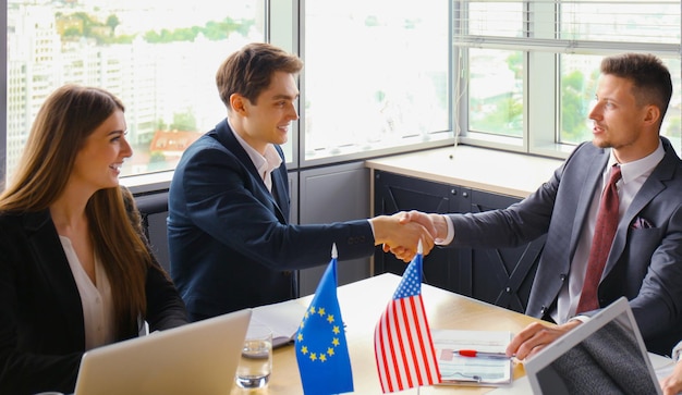 Foto los líderes de la unión europea y los estados unidos se dan la mano sobre un acuerdo de acuerdo