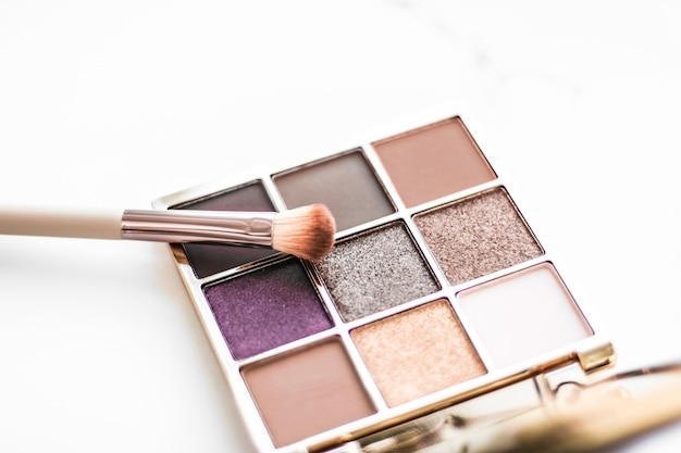 Lidschatten-Palette auf Marmorhintergrund Make-up und Kosmetikprodukt für Luxus-Beauty-Marken-Verkaufsförderung und Urlaubs-Flatlay-Design