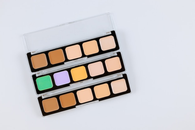 Lidschatten-Palette von mehrfarbigen Kosmetik machen auf einem Weiß