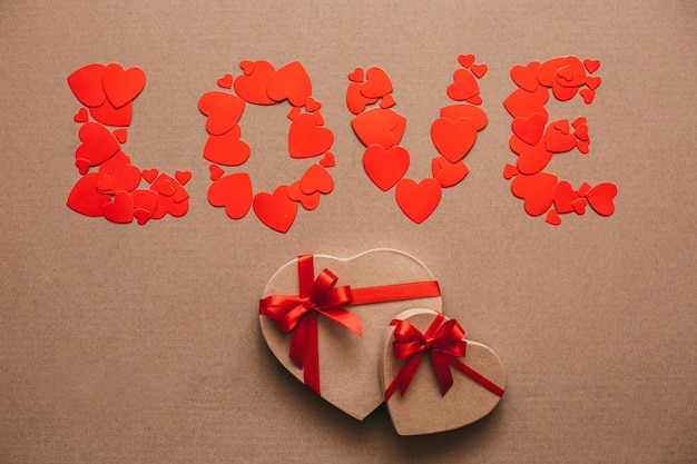 Liebe aus Herzen und Geschenkboxen in Form von Herzen