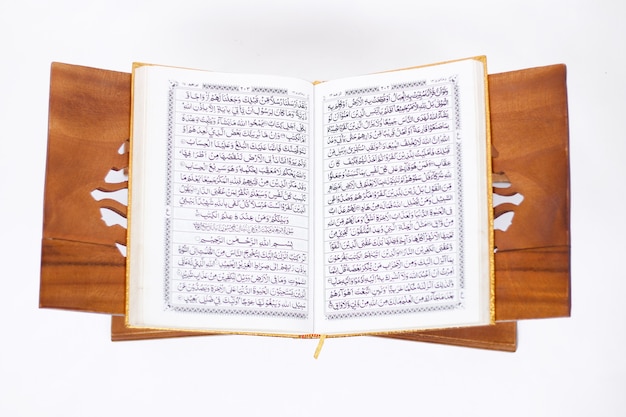 Liebe den heiligen Koran zu lesen isoliert auf weißem Hintergrund
