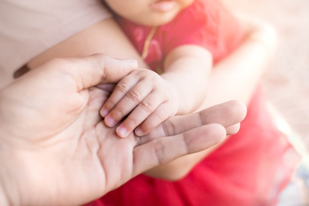 Foto liebe der familienhand der mutter