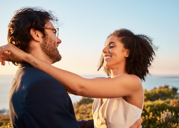 Liebe glücklich und Hochzeit mit Paar in der Natur zum Feiern Glück und Romantik Sunset Umarmung und liebevoll mit Mann und Frau in Umarmung auf dem Land für die Zeremonie Hochzeit und Lächeln