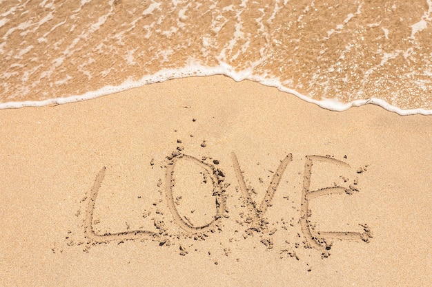 Liebe handgeschrieben in Sand für Natur