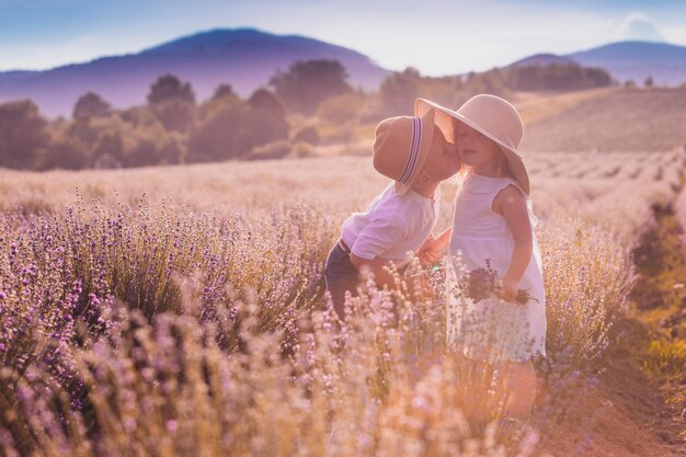 Liebe jenseits des Alters einen Moment vor dem Kuss