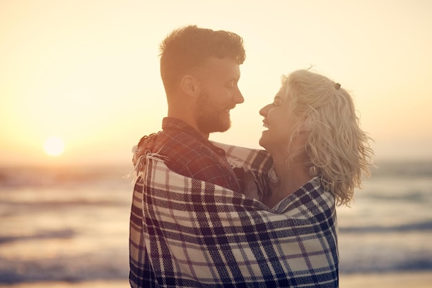 Liebe liegt in der Luft Schnappschuss eines liebevollen jungen Paares, das seine Zeit am Strand genießt