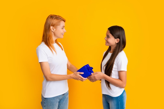 Liebe Mutter Lächelnde Mutter und Tochter Geschenkbox Fröhliche Mutter und ihr süßes Tochtermädchen mit Geschenken