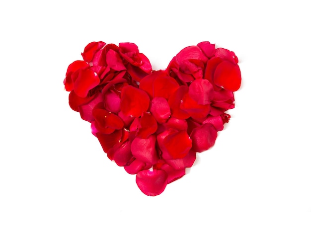 Liebe, Romantik, Valentinstag und Urlaubskonzept - Nahaufnahme von roten Rosenblättern in Herzform