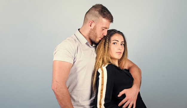 Liebe Sprache Valentinstag sexy Mädchen mit ihrem Freund romantische Beziehung Liebe Date Paar in der Liebe Familienbeziehungen und Glück Mann und Frau umfassen Familienwerte
