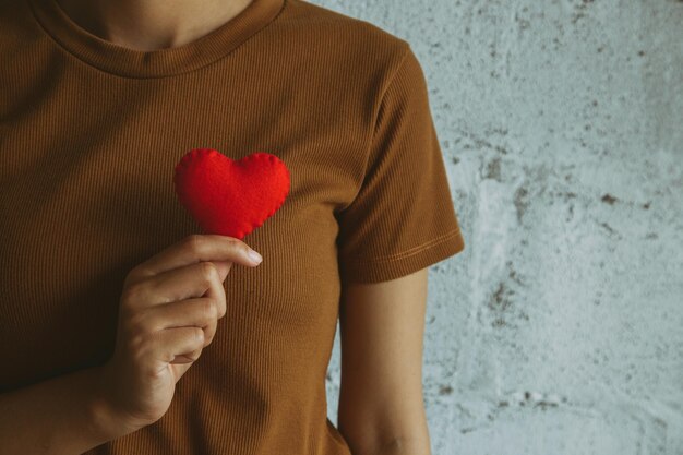 Foto liebe und herz rote farbe auf frauen hand am valentinstag auf weißem hintergrund