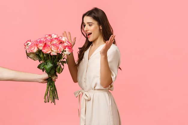 Liebe, Valentinstag und Romantik-Konzept. Wunderschöne kaukasische junge Brünette