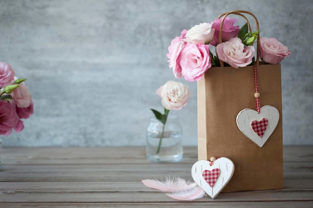 Foto liebe vintage stillleben hintergrund mit rosen und herzen