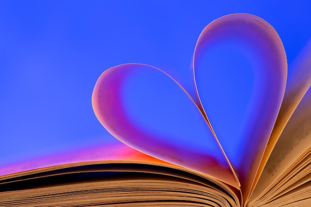 Liebe zum Lesen von Büchern Offenes Buch mit gewellten Seiten in Form von Herzen Bibliotheksbildung Leerer Platz für Ihren Text Bibliotheksbildung