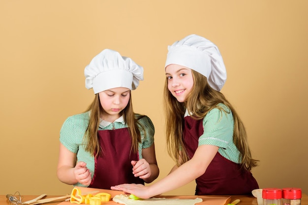 Lieben Sie den Geruch von Brotbacken Kleine Mädchen backen hausgemachtes Gebäck Kleine Kinder mit Mehl und Backform in der Küche Junge Bäcker nach Backrezept