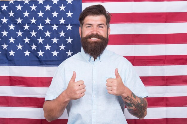 Lieben Sie Ihr Land, glücklicher Mann bei der Arbeit und Reise in den USA mit der Nationalflagge der USA. Seien Sie wahrer Amerikaner. Glücklicher Mann feiert den 4. Juli