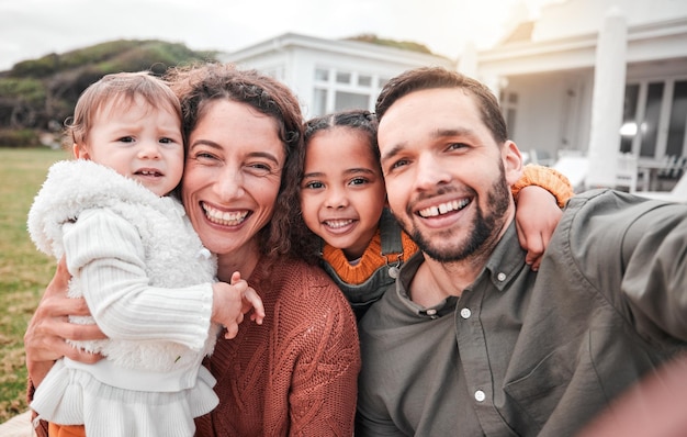 Lieben Sie Selfies und ein Familienlächeln im Freien und verbinden Sie sich mit einer unbeschwerten Zeit und entspannen Sie sich gemeinsam. Porträt von Eltern oder Mutter mit Vater, Kindern oder Kindern draußen, gemischtrassig oder glücklich in der Pause