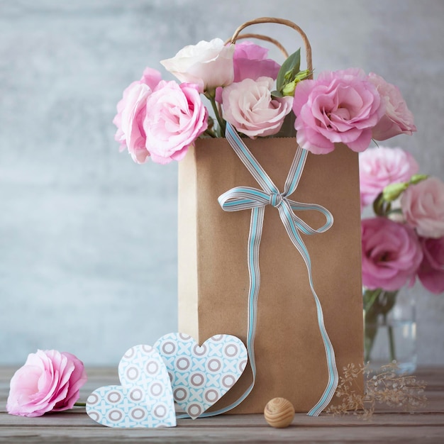 Lieben Sie Vintagen Hintergrund mit rosa Blumenbogen und Papierherzen