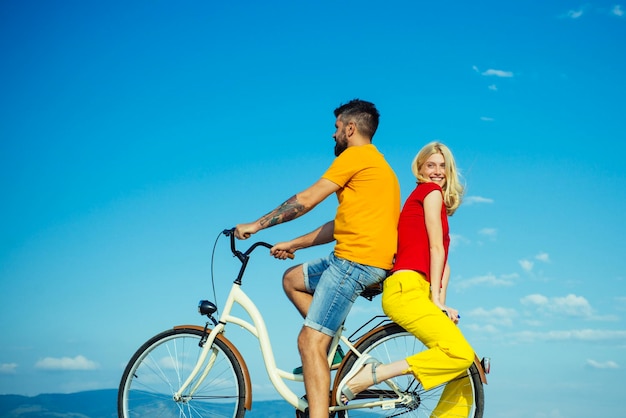 Liebes- und romantisches Date-Konzeptpaar mit Vintage-Fahrrad das Konzept der ersten Liebe des Liebes- und Lebensstils