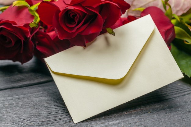 Liebesbrief Valentine Rose und im Umschlag, Dekoration zum Valentinstag, Kopie, Raum für Text