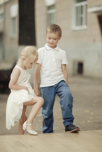 Liebesgeschichte Kinder, Jungen und Mädchen lieben