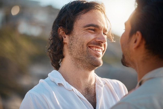 Foto liebeslächeln und schwule männerpaare umarmen und lachen im gemeinsamen romantischen sommerurlaub in thailand. sonnenpflege und inselglückliche interrassische lgbt-menschen umarmen sich in der natur bei einem lustigen outdoor-urlaub mit stolz