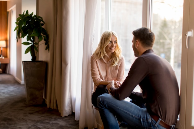 Liebespaar am Fenster im Zimmer