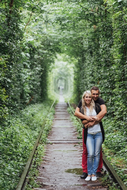 Liebespaar auf der Eisenstraße. Ukraine.