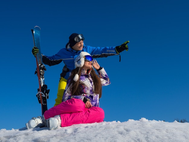 Liebespaar auf einem Berggipfel während einer Erholung in einem Skigebiet Sport gesunde und aktive Lebensweise ...