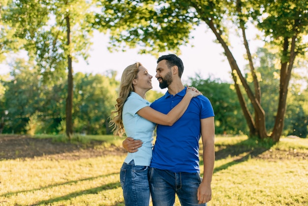 Liebespaar bei einem Date im Park