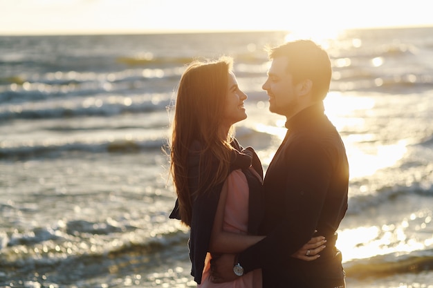 Liebespaar beim ersten Date treffen den Sonnenuntergang am Meer