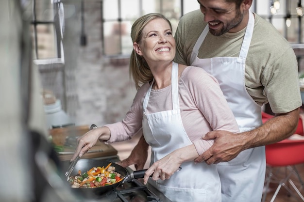 Liebespaar bereitet gesundes Essen vor