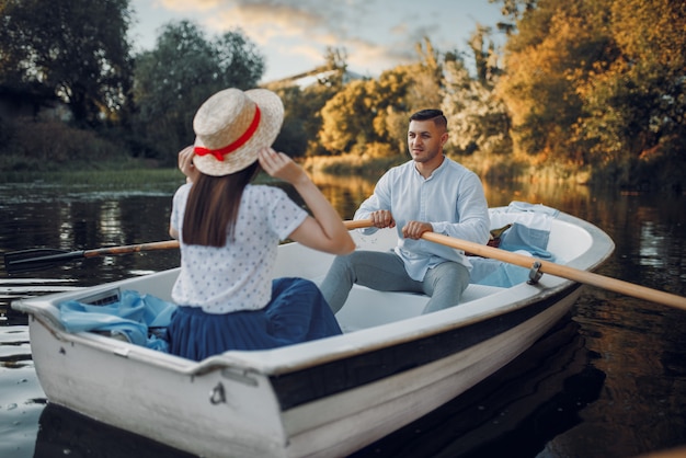 Liebespaar, das am Sommertag auf See fährt