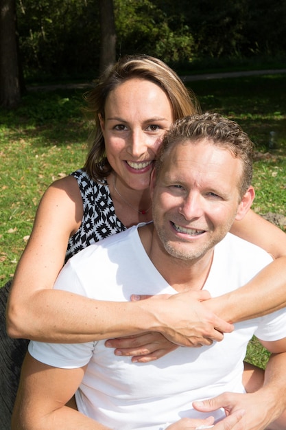 Liebespaar im grünen Park Mann und Frau in der Liebe sitzen auf Gras Hausgarten