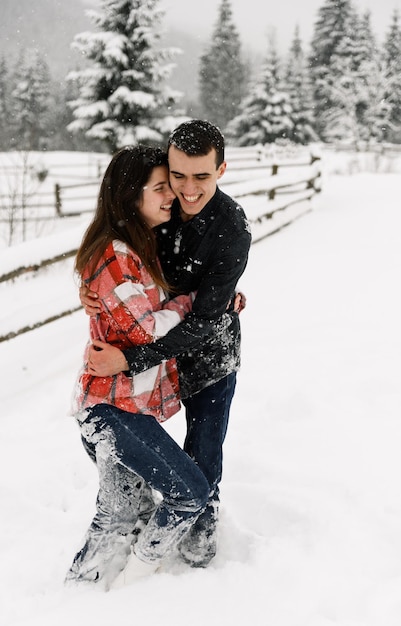 Liebespaar im Hemd auf einem Winterspaziergang. Mann und Frau haben Spaß im frostigen Wald. Romantisches Date im Winter.Weihnachtsstimmung einer jungen Familie.Winter Lovestory