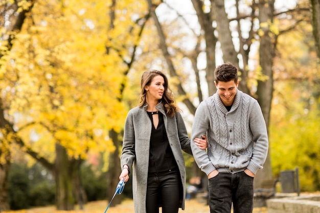 Liebespaar im Herbst Park