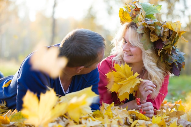 Liebespaar im Herbstpark Ehepartner mittleren Alters für einen Spaziergang