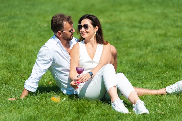 Liebespaar im Sommer auf dem grünen Gras