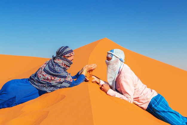 Liebespaar in der Sahara. Gemeinsame Ruhe.