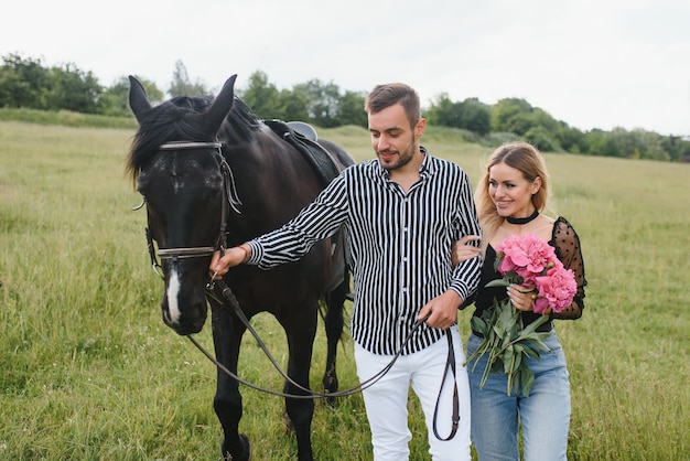 Liebespaar mit einem Pferd auf der Ranch