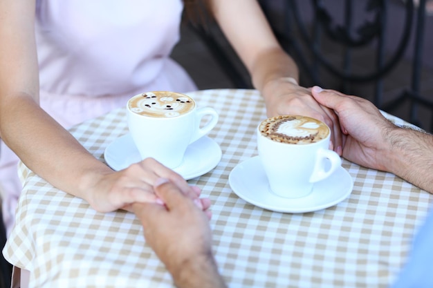 Liebespaar mit heißem Kaffee auf dem Tisch im Café?